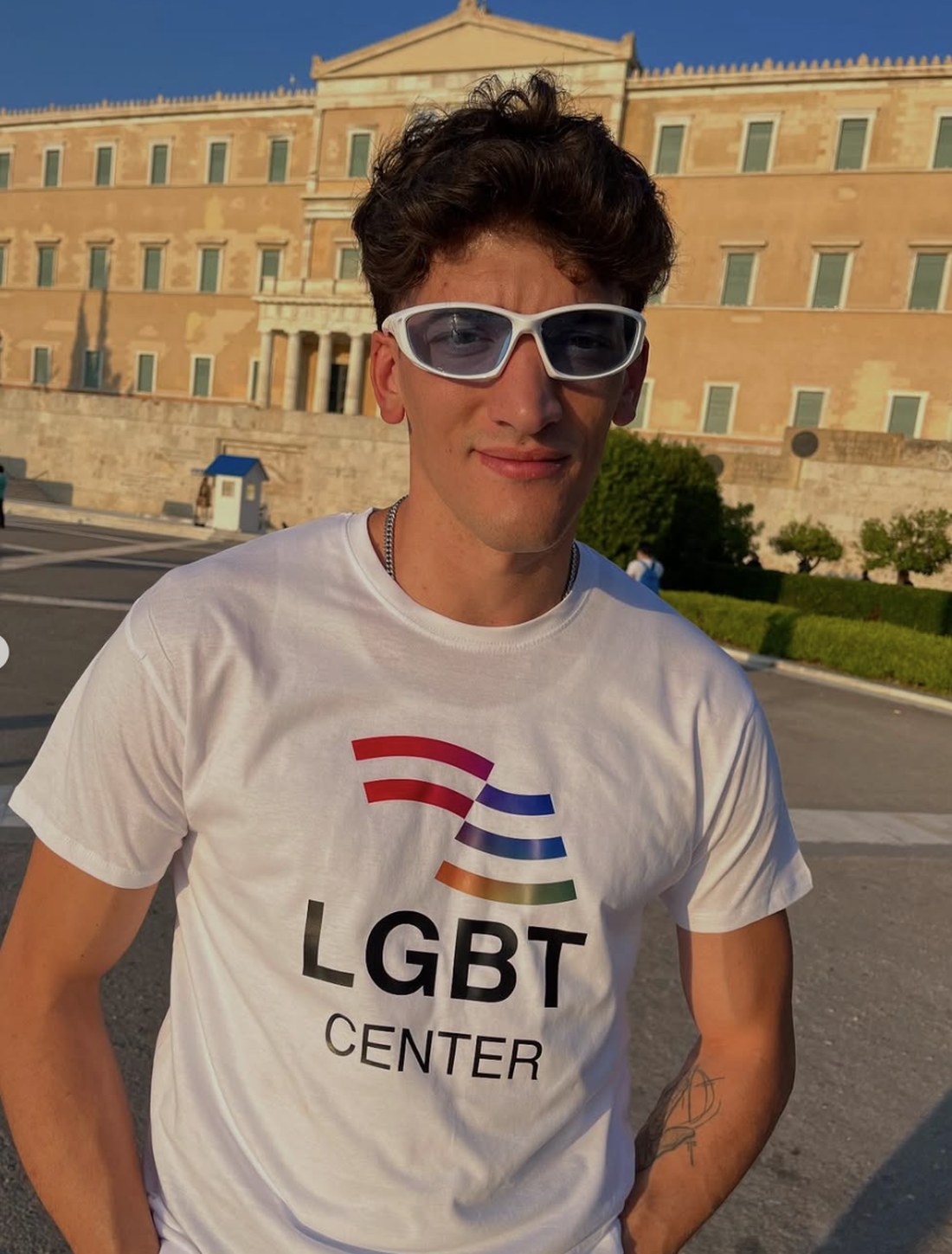 Μέλος του LGBT Center Greece με το επίσημο μπλουζάκι μπροστά από τη Βουλή